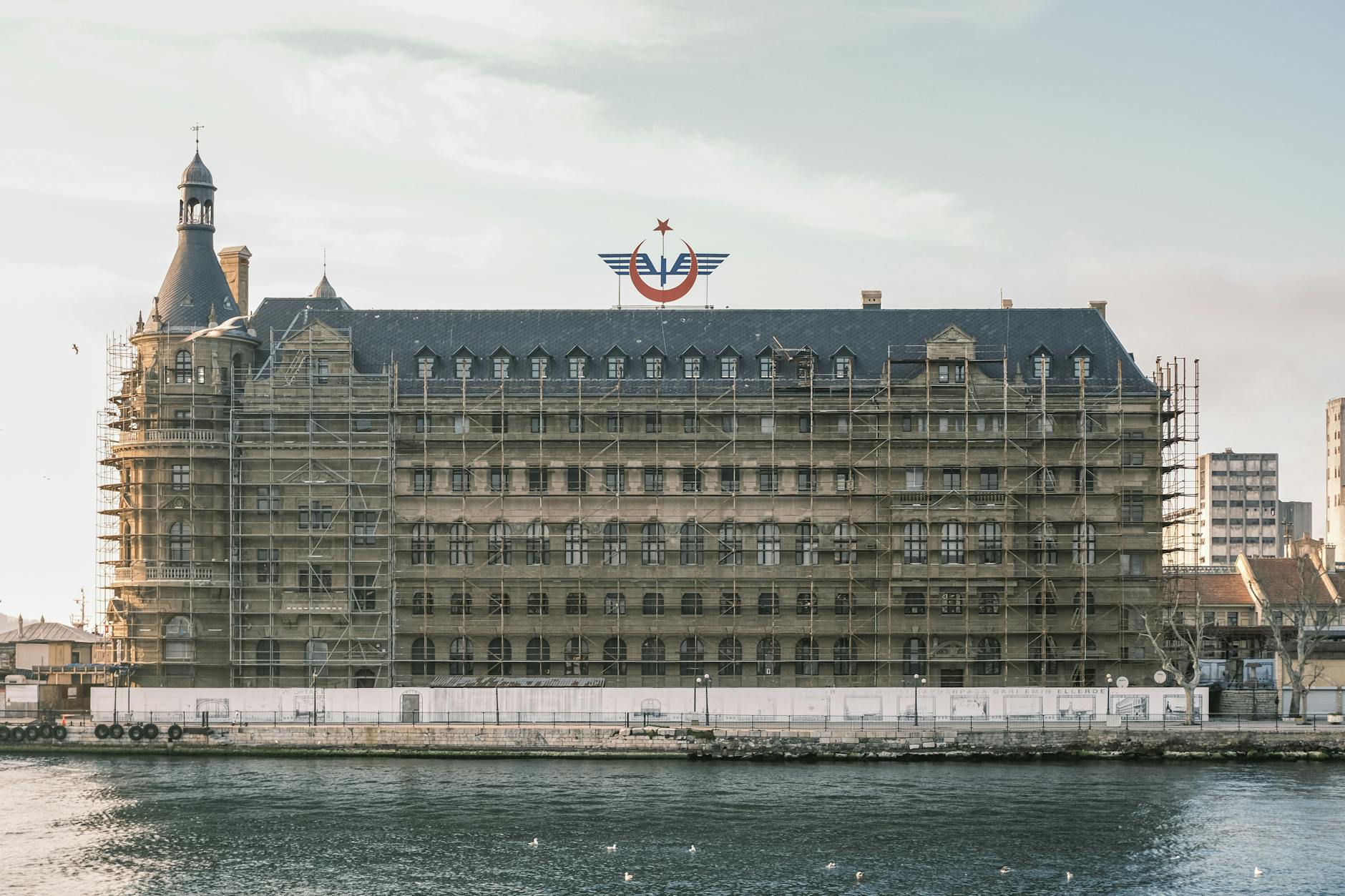 Rusztowania przy zabytkowym budynku nad wodą w trakcie renowacji