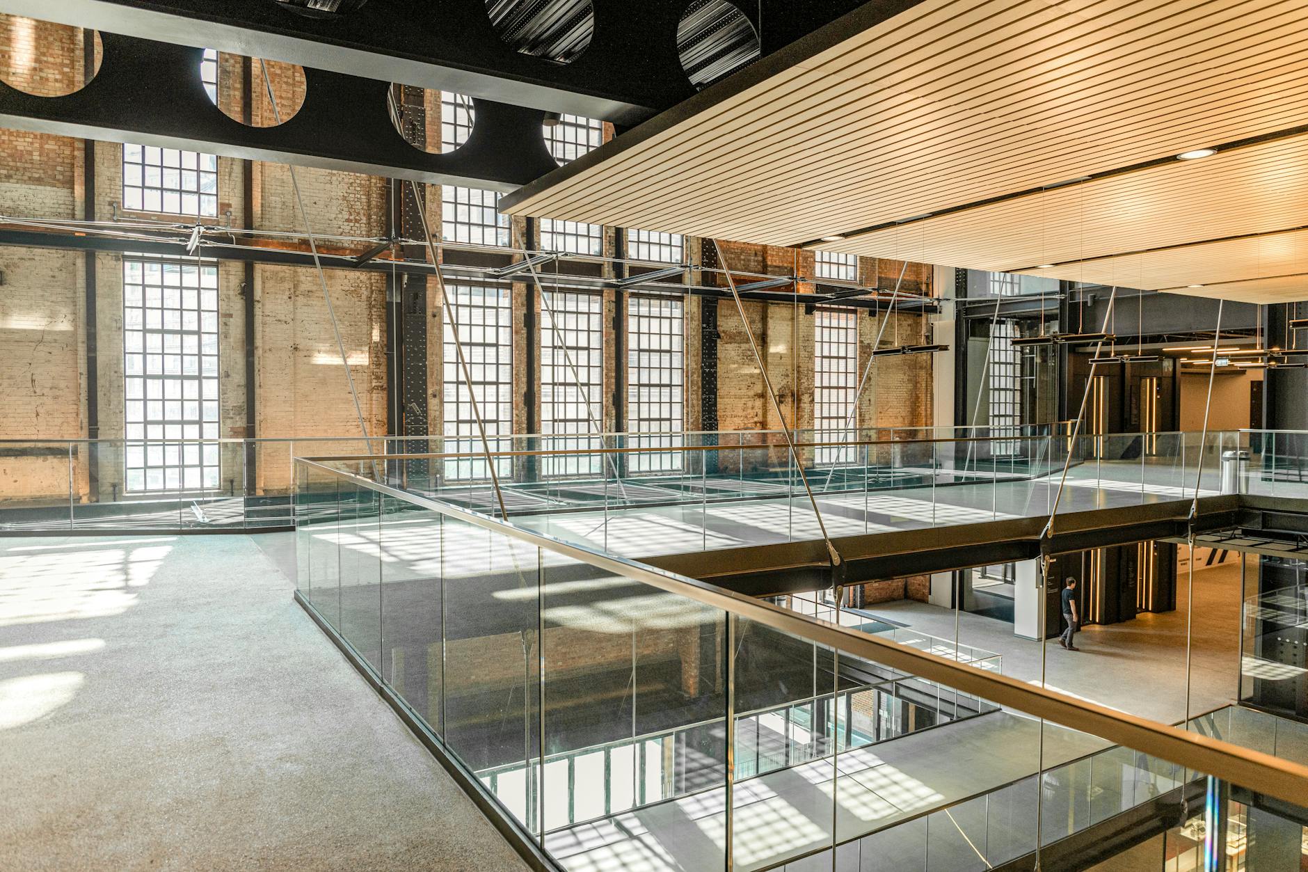 Wnętrze Battersea Power Station z industrialnym i nowoczesnym wystrojem