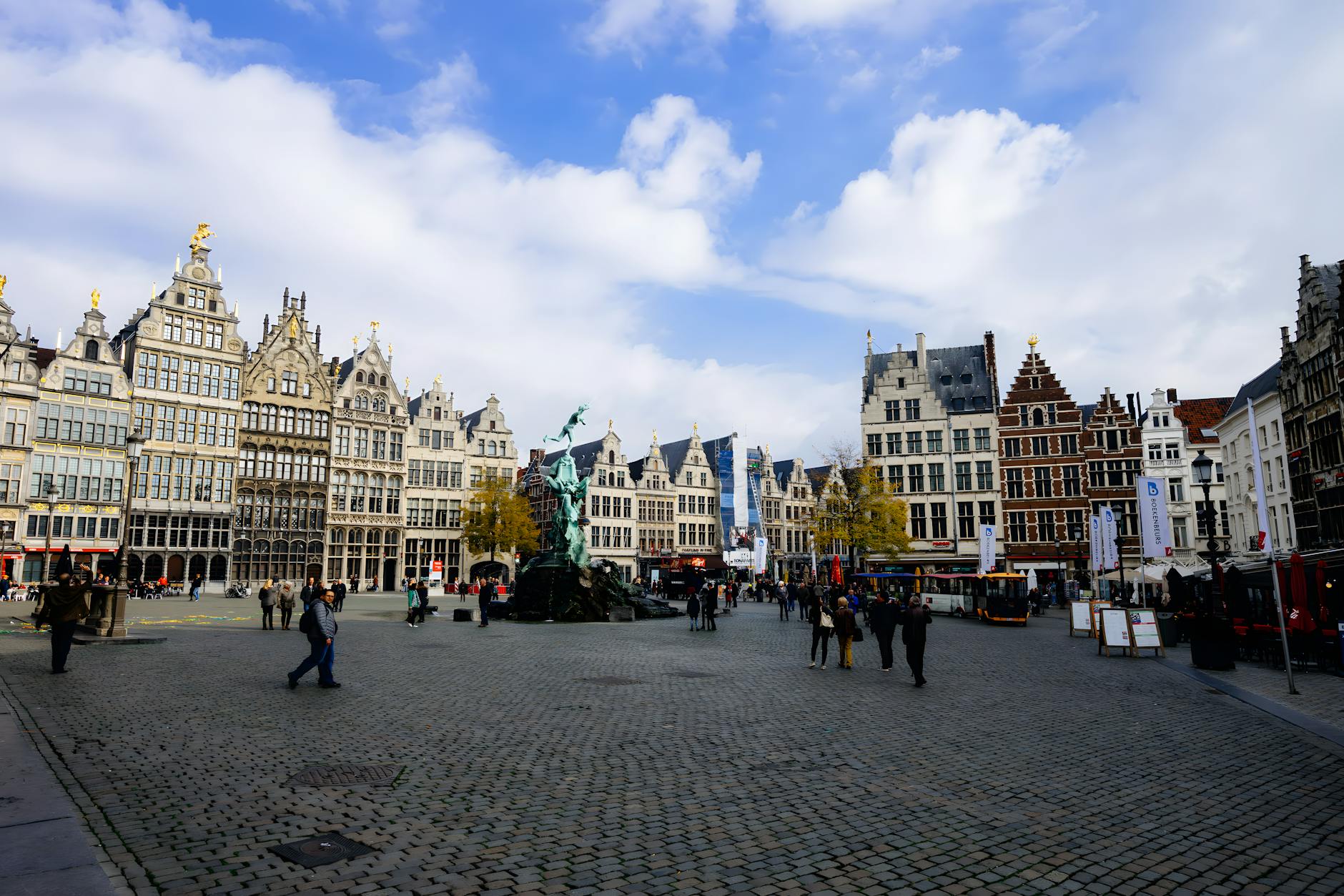 Co współczesna architektura może nauczyć się z tradycyjnych miasteczek Brukowany plac w Antwerpii z zabytkowymi kamienicami i fontanną Brabo