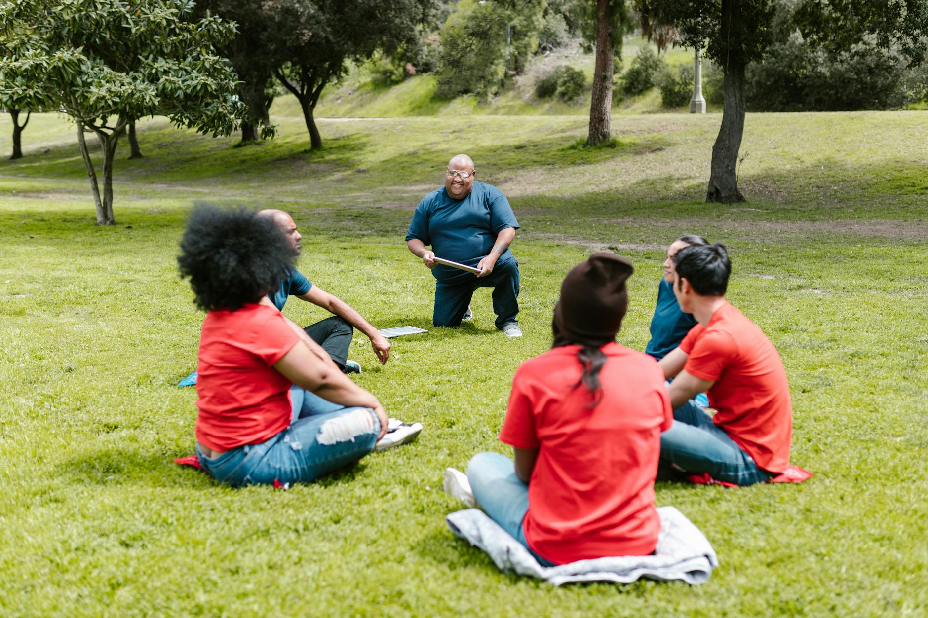 Zespół w parku podczas integracyjnych gier zespołowych