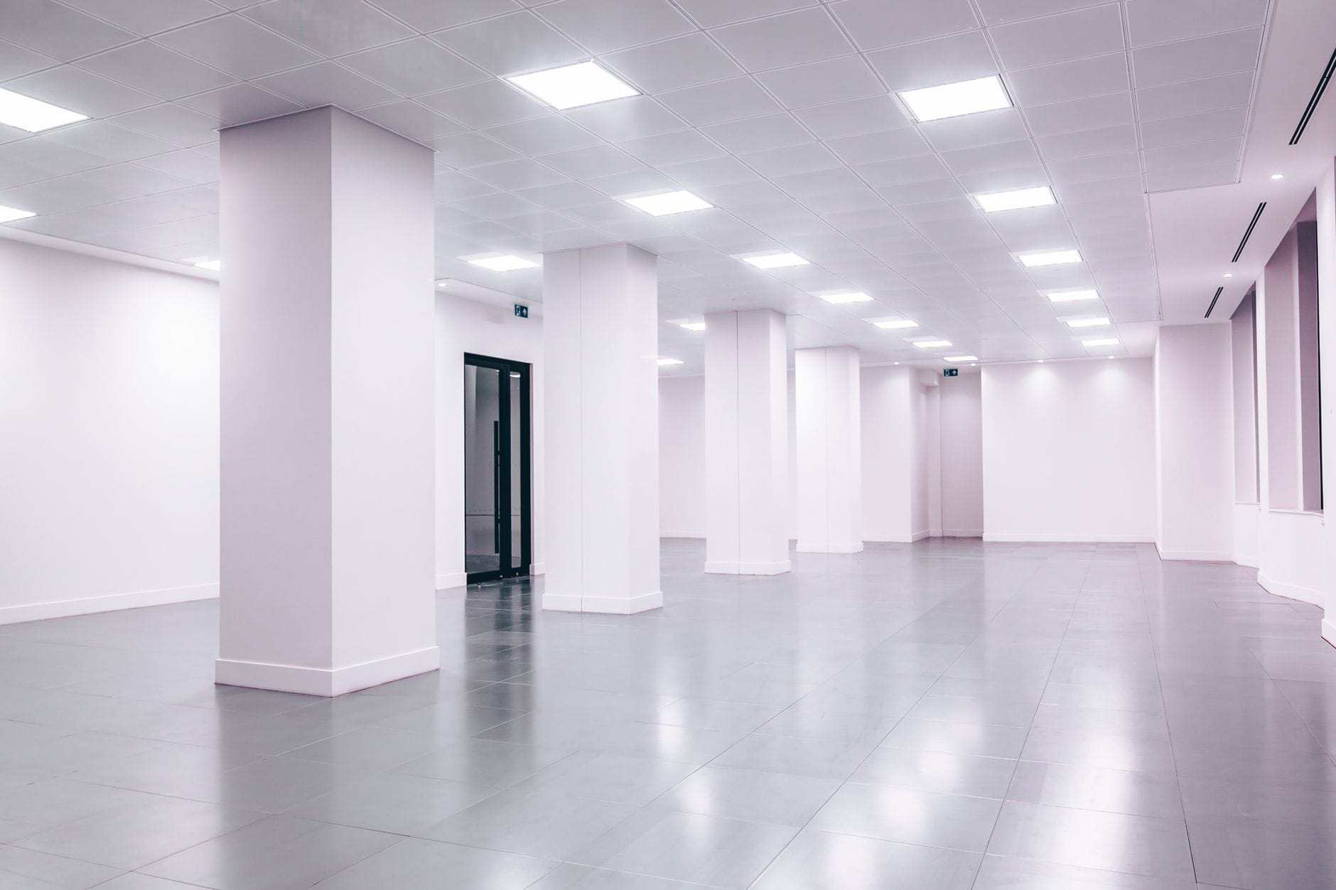 Jasne minimalistyczne biuro z nowoczesną posadzką techniczną Jasne minimalistyczne biuro z nowoczesną posadzką techniczną