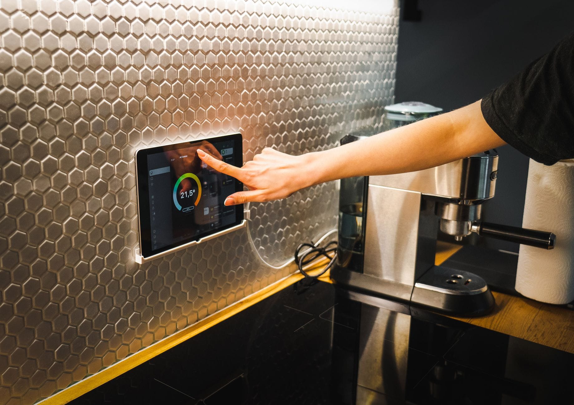 Sterowanie systemem smart home na tablecie w nowoczesnej kuchni